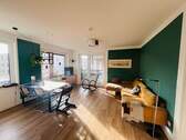 Wohn- und Essbereich, grüne Wände, Boden in Holzoptik, gut beleuchtet, Fenster.jpeg - 3 Zimmer Etagenwohnung in Mannheim