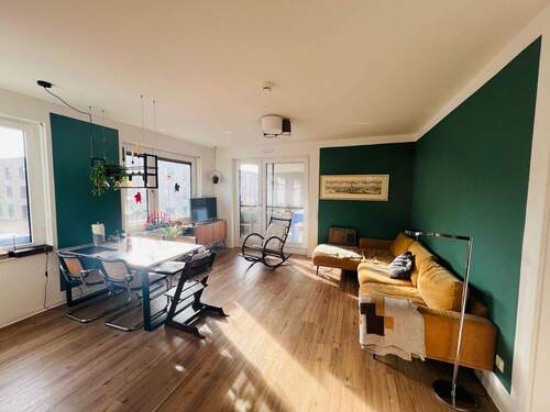 Wohn- und Essbereich, grüne Wände, Boden in Holzoptik, gut beleuchtet, Fenster.jpeg - 3 Zimmer Etagenwohnung in Mannheim