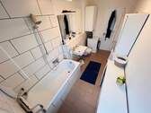 Badezimmer, Badewanne, Waschbecken, Toilette, Tageslicht, weiße Fliesen - 