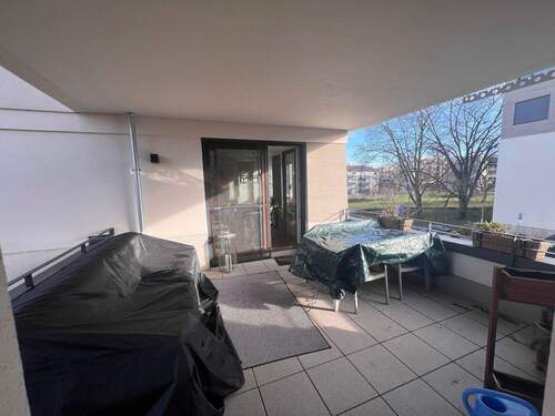 Loggia, Steinboden, überdacht - 