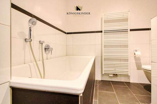 großes Badezimmer mit ausreichend Platz - 