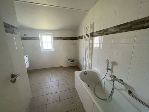 Badezimmer - Mehrfamilienhaus, Wohnhaus mit 129,00 m&sup2; in Rodenbach zum Kaufen