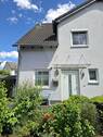 Hausansicht mit Vorgarten - 5 Zimmer Doppelhaushälfte zum Kaufen in Hennef (Sieg)