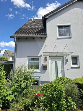 Hausansicht mit Vorgarten - 5 Zimmer Doppelhaushälfte zum Kaufen in Hennef (Sieg)
