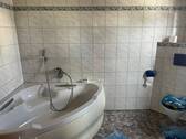Bad mit Wanne, WC und Becken auf Galerie - 