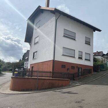 Bild 3 - 7 Zimmer Mehrfamilienhaus, Wohnhaus in Schiffweiler