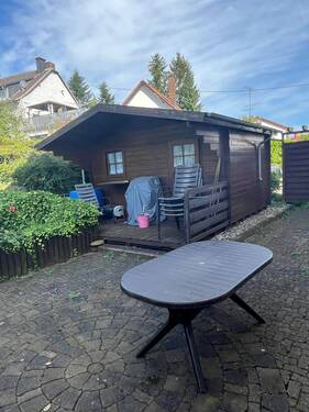 Terrasse mit Gartenhaus - 