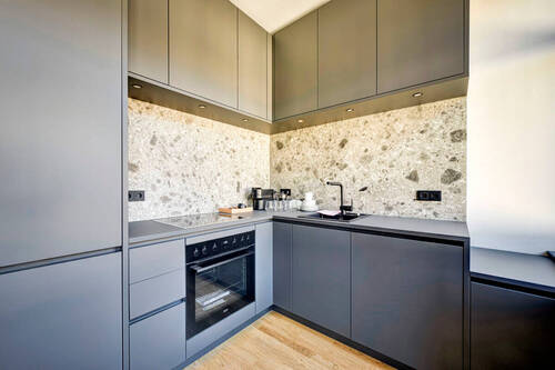 Küche1 - Modernes Design trifft auf historischen Charme: Sanierte 3-Zimmer-Wohnung in Friedrichshain