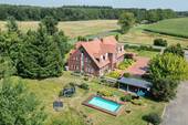 Luftaufnahme Giebel + Pool und überdachter Terrasse - 