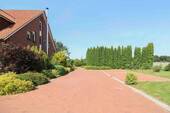 Giebelseitig + Parkflächen - 