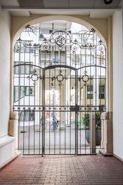 Stilgerechtes Eingangstor - Etagenwohnung mit 100,00 m&sup2; in Köln zum Kaufen