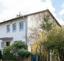 Lichtdurchflutete Doppelhaushälfte mit Gartenambiente und Erker-Charme in Waldrandlage - Langen