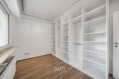 1.OG ANKLEIDEZIMMER - 