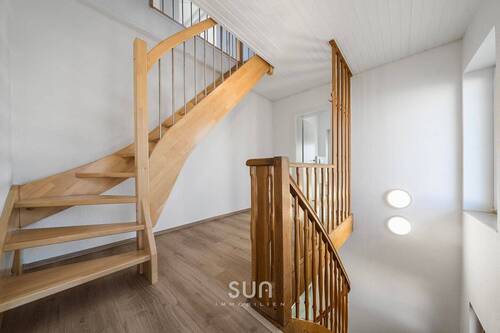 TREPPE ZUM DG - 