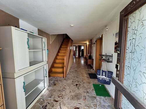 Flur und Treppenaufgang - 