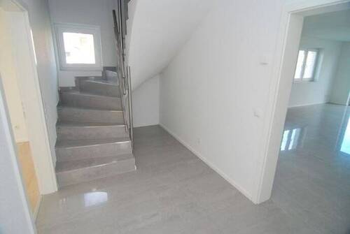 Flur mit massiver Treppe.jpg - 