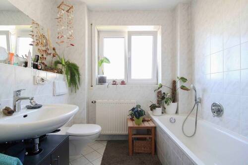 Tageslichtbadezimmer mit Wanne und Dusche 01 - 