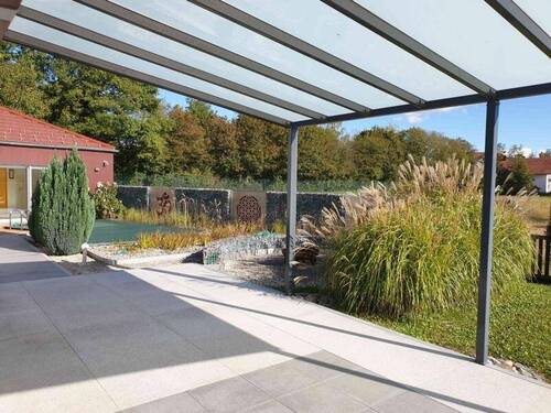 Blick v. Terrasse auf Poolhaus - 