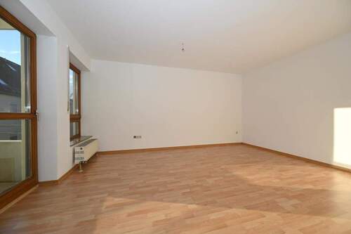 Geräumiges Wohnzimmer - 3 Zimmer Etagenwohnung zum Kaufen in Neumarkt