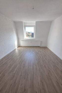 Bild 1 - Renovierungstraum in modernisiertem Haus, 4 Zimmer mit Balkon und Garten