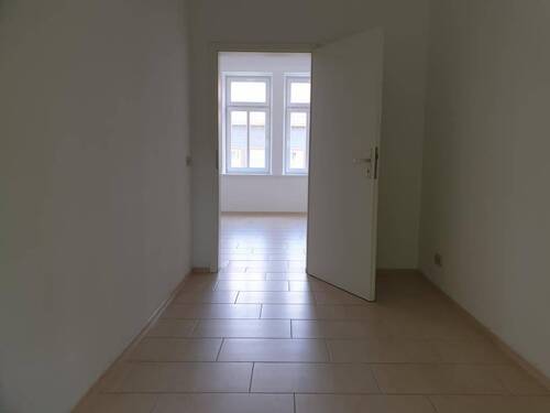 Zweites Schlafzimmer Blick zum Durchgangszimmer - 