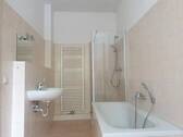 Bad mit Dusche und Badewanne - 