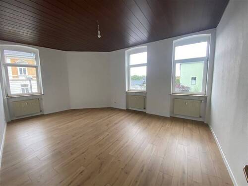 geräumiges helles Wohnzimmer - 4 Zimmer Etagenwohnung in Wurzen