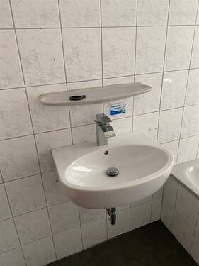 neues Waschbecken plus Amatur - 