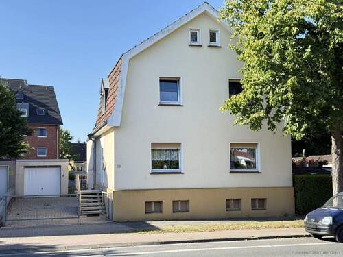 Hausansicht mit Garage - 5 Zimmer Mehrfamilienhaus, Wohnhaus zum Kaufen in Hamm