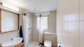 Badezimmer mit Dusche im Erdgeschoss - 