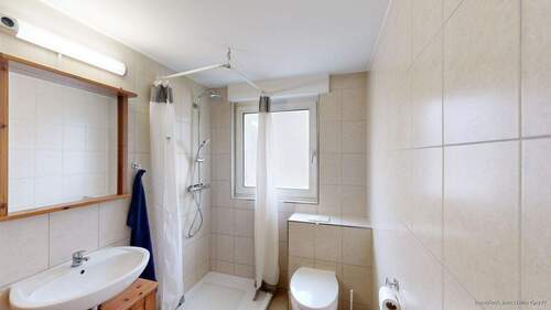 Badezimmer mit Dusche im Erdgeschoss - 
