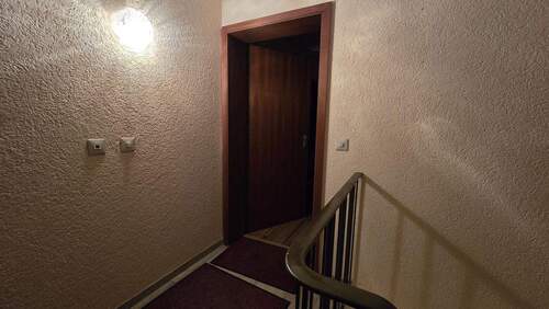DG Treppenhaus mit Wohnungseingangstür - 