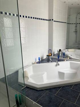 Großes Wellness Bad inkl. Dusche - 