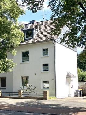 Ansicht vorne - DHH mit großem Grundstück mit Wellnesseinrichtungen, 3 Garagen, 3 Stellplätzen