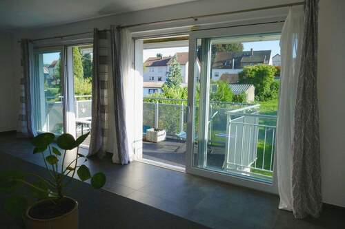 EBK Blick zum Balkon - 