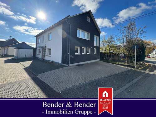 Seitliche Frontansicht - Renoviertes Ein-Zweifamilienhaus mit Charakter nahe Rennerod!