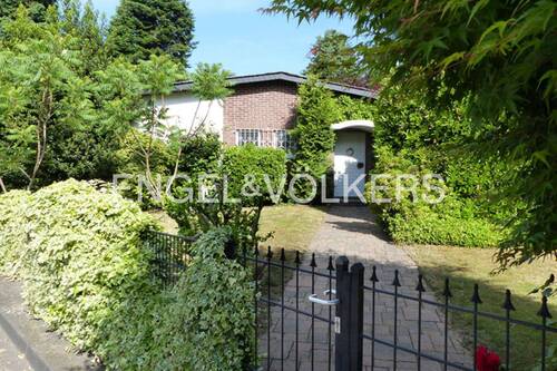 Hausansicht vorne - 4 Zimmer Bungalow in Hilden
