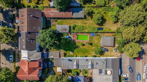 Luftbild mit beiden Grundstücken - Zukunftssichere Investition in Neuenhagen: Bestandsimmobilie + Bauland in Toplage nahe S-Bahnhof