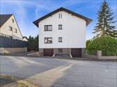 Außenansicht - Zwei Leben unter einem Dach: Freistehendes Zweifamilienhaus mit Garten in Haibach.