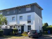 Außenansicht - Modernes Reihenendhaus mit Blick ins Grüne