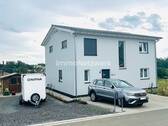 Front Eingang - *Energieeffizienzhaus der Extraklasse - Einziehen statt bauen!*