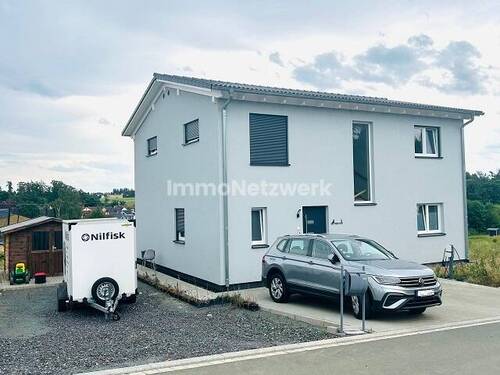 Front Eingang - *Energieeffizienzhaus der Extraklasse - Einziehen statt bauen!*