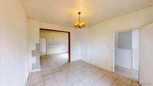 Wohnzimmer mit Blick zur Küche - 3 Zimmer Doppelhaushälfte zum Kaufen in Hamm