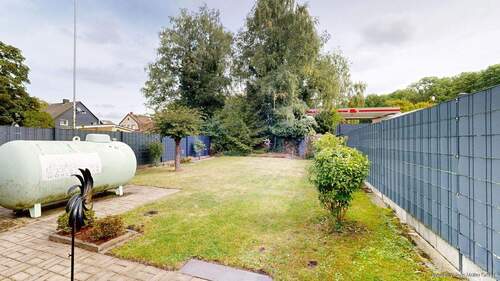 Eingezäunter Garten mit Gastank - 