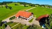 Panoramaufnahme des Hofes mit zugehörigem Land - 8 Zimmer Bauernhaus, Landhaus zum Kaufen in Wiggensbach