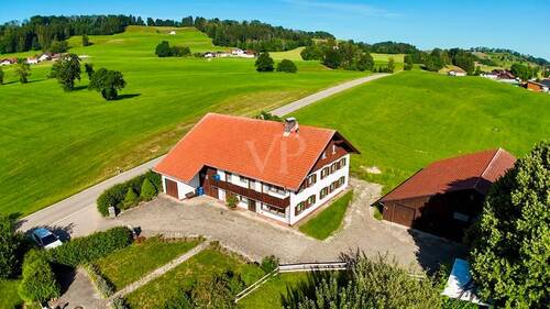 Panoramaufnahme des Hofes mit zugehörigem Land - 8 Zimmer Bauernhaus, Landhaus zum Kaufen in Wiggensbach