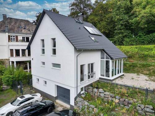 Außenansicht Drohne - Ein Haus wie neu - voller Leben & Ideen!