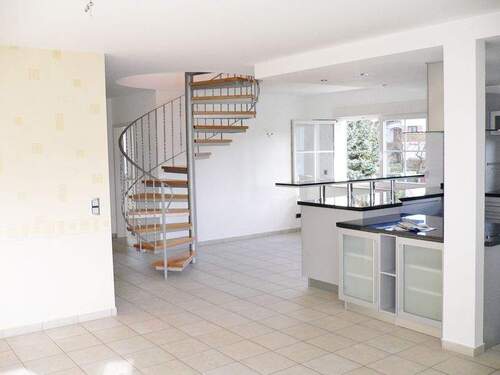 Blick auf Küche und Aufgang 2 Etage - 3 Zimmer Etagenwohnung in Döbeln