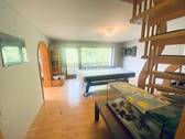 Wohnzimmer 1 OG mit Balkon und Treppe zur DG Wohnung - 