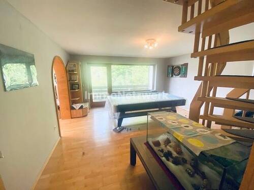 Wohnzimmer 1 OG mit Balkon und Treppe zur DG Wohnung - 